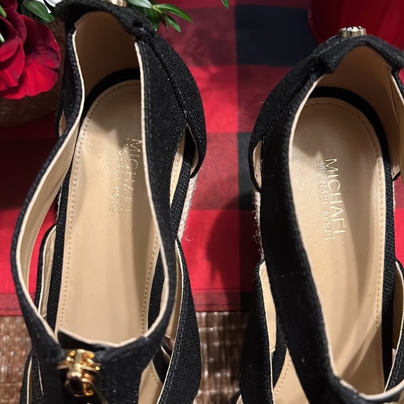 NEW MARKDOWN!!! EUC Michael Kors Platform Wedges Sz9 - Picture 4 of 5